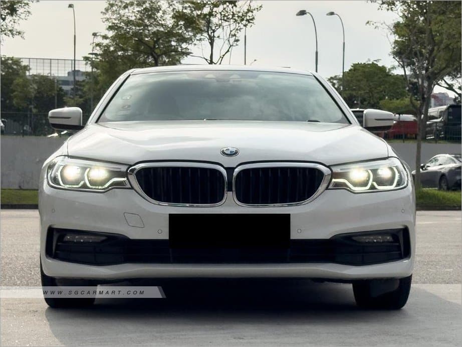 BMW 5 Series 520i, photo 1 of 9
